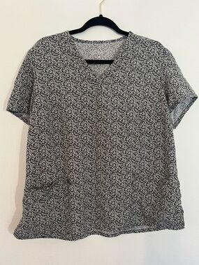 Sienna Love Women’s Black & White Floral V-Neck Scrub Top with Pockets Size XL